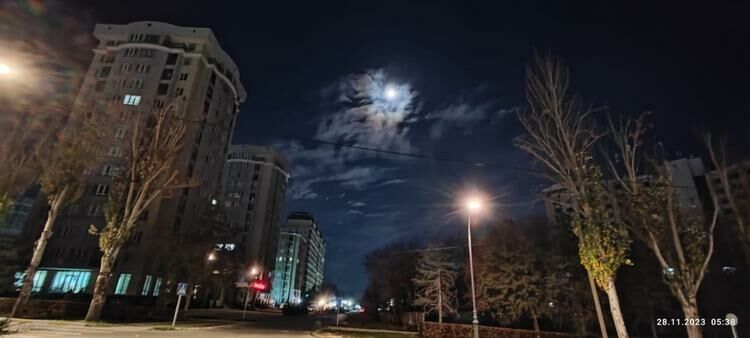 Раннее утро в Бишкеке, парк «Ынтымак»