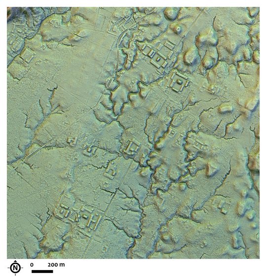 На этом изображении LIDAR показана главная улица, пересекающая городскую территорию