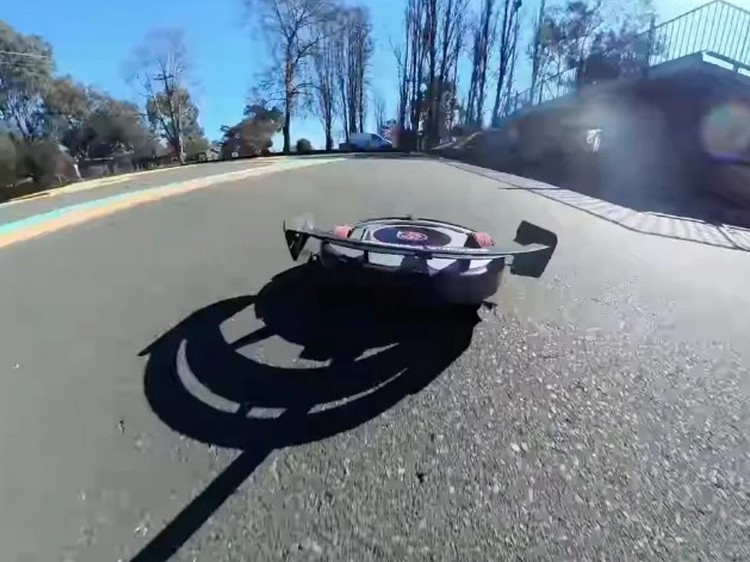 Гоночный робот-пылесос Vroomba во время испытаний