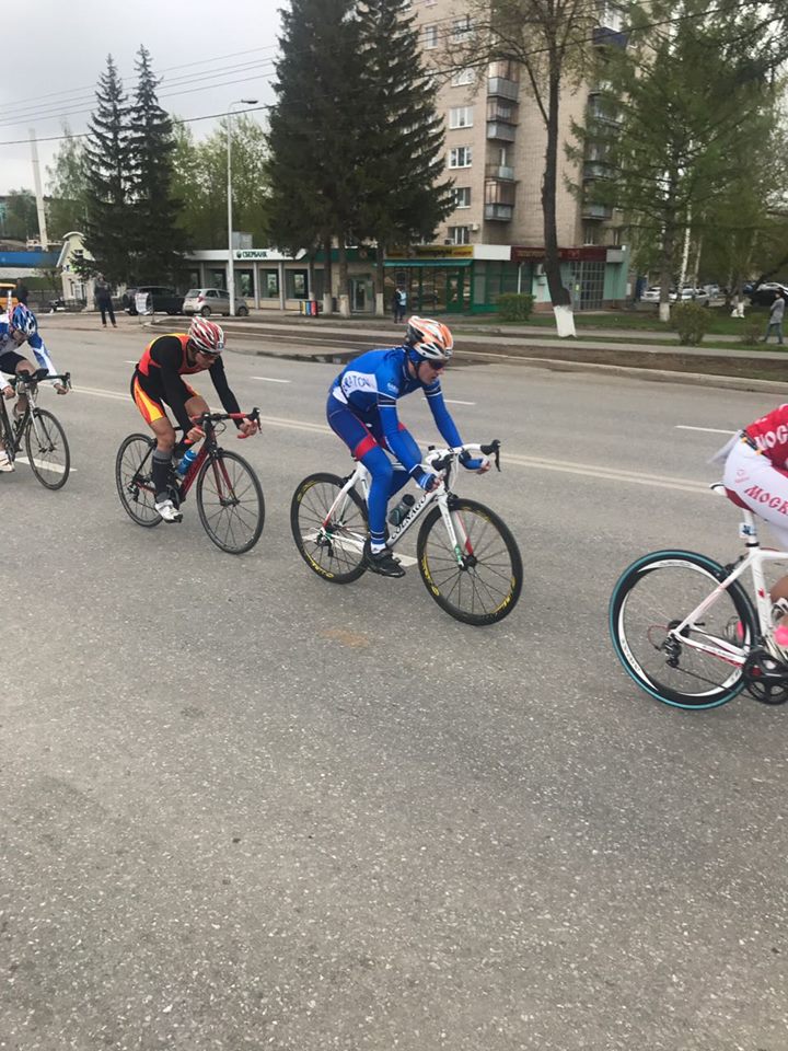 Александр Требунский (второй слева) на велоэтапе в рамках Кубка России по дуатлону