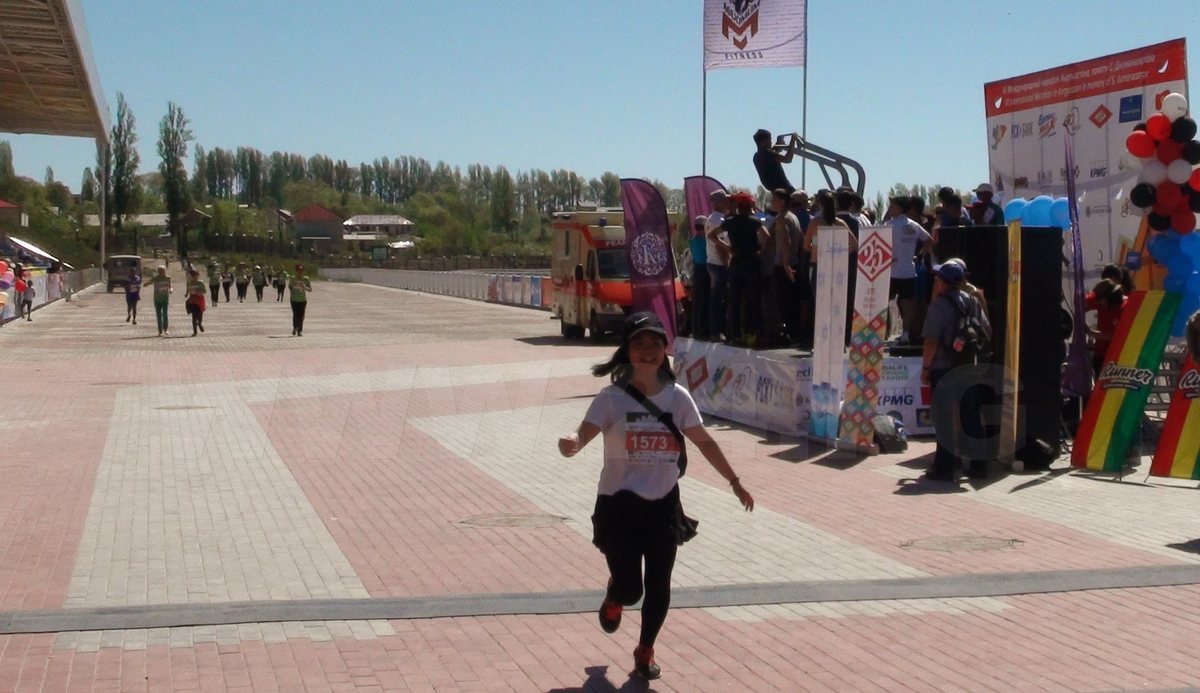 ИА «24.kg». Одна из участниц достигла финиша