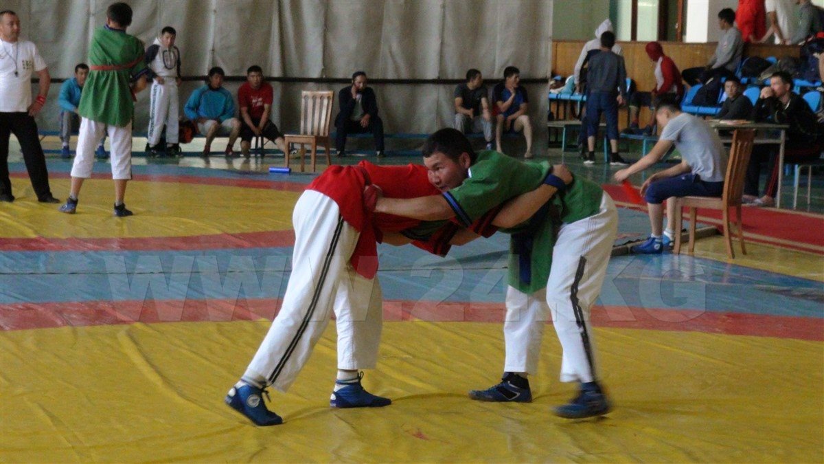 ИА «24.kg». Схватка в рамках чемпионата Кыргызстана-2017 по борьбе на поясах