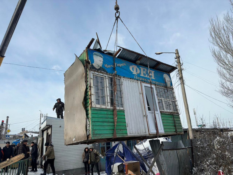 Демонтаж комков возле Ошского рынка