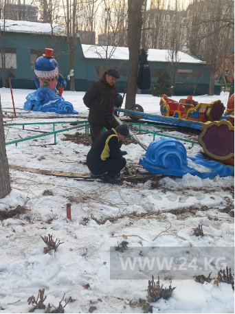 В парке «Асанбай» убирают аттракционы и павильоны
