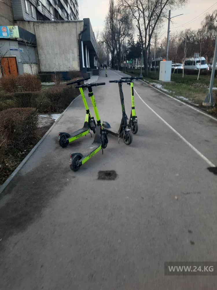 Самокаты на тротуаре
