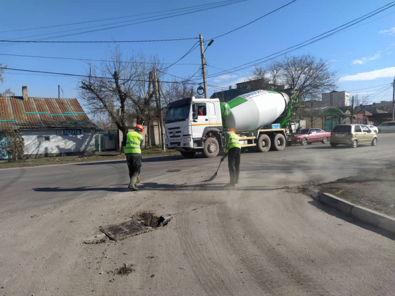 Стройтехника оставляет грязь на дороге