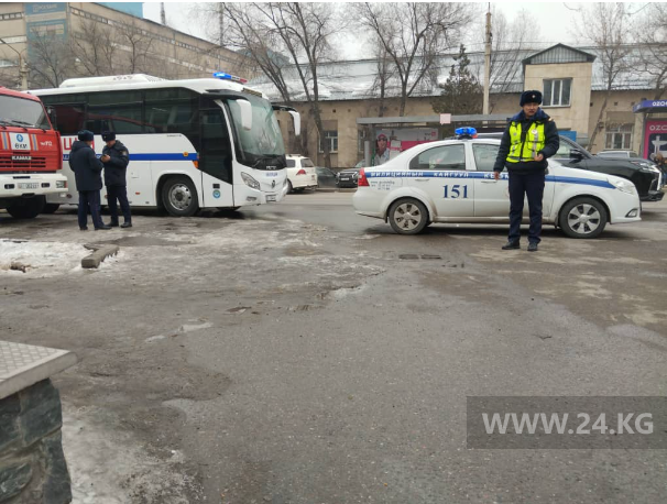 Возле здания много милиционеров