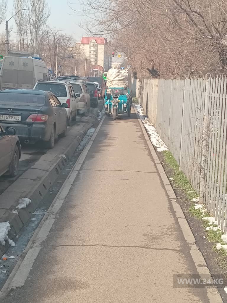 Мотоцикл на тротуаре