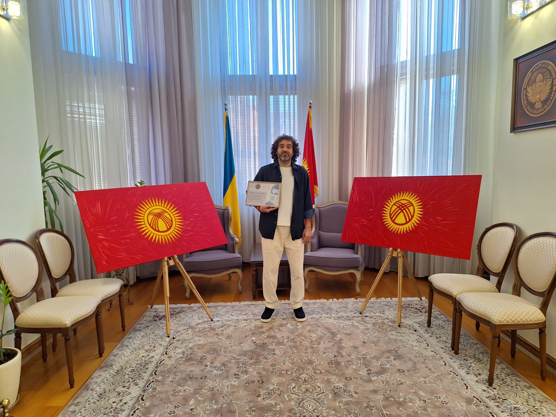 Почетный консул в Харькове на фоне старого и нового флага Кыргызстана