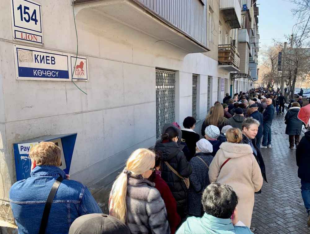 Большая очередь граждан РФ в Бишкеке, желающих проголосовать на выборах президента