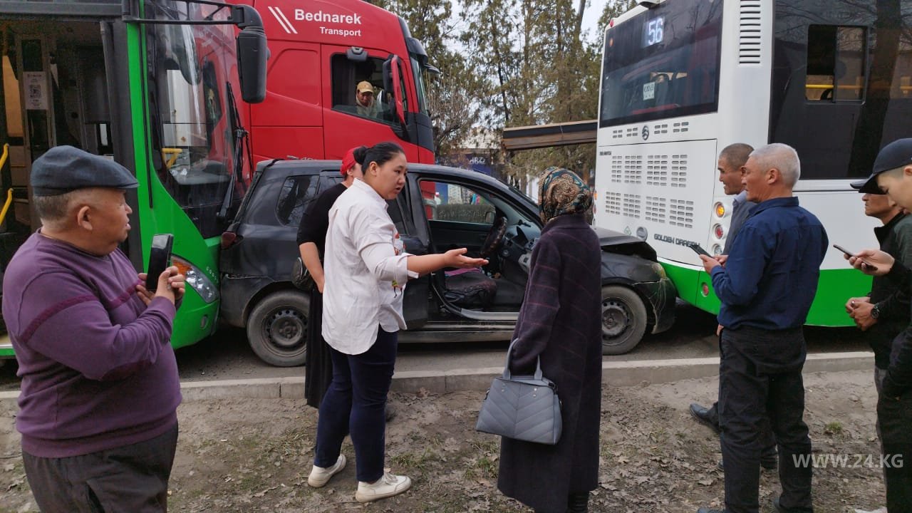 ДТП с участием автобусов и легковой машины