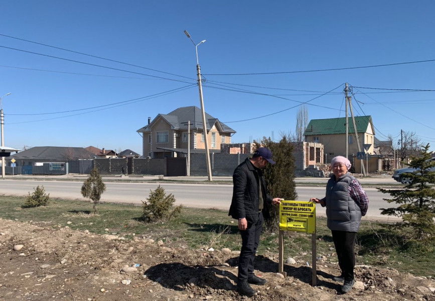 В жилмассиве установили таблички с призывом не мусорить