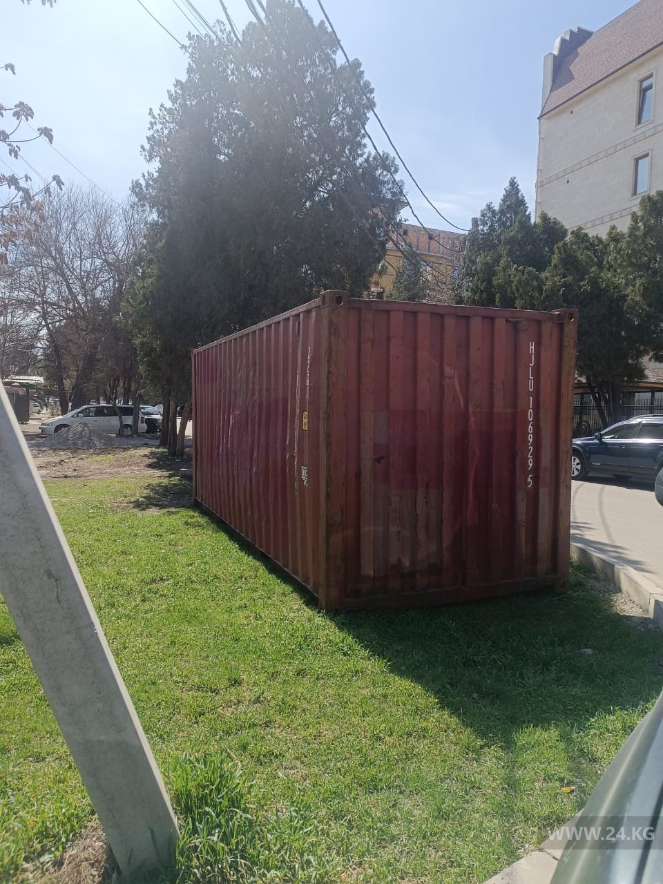 Контейнер на газоне