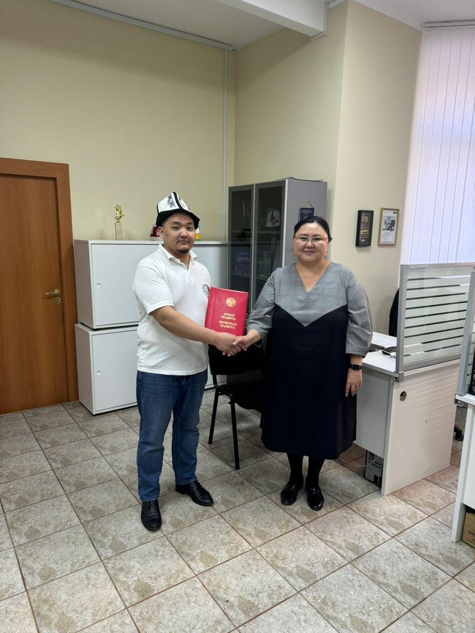 Награждены кыргызстанцы, участвовавшие в спасении людей