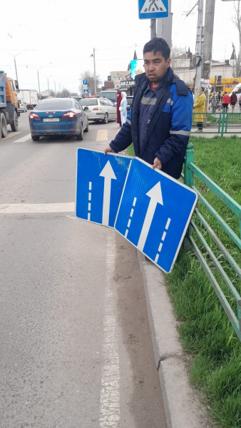 В столице восстанавливают поврежденные знаки