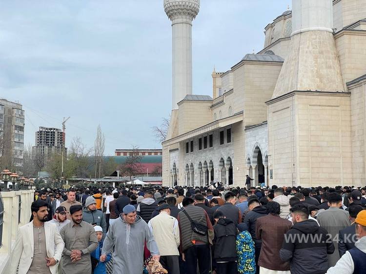 Люди собрались на Айт намаз возле Центральной мечети Бишкека