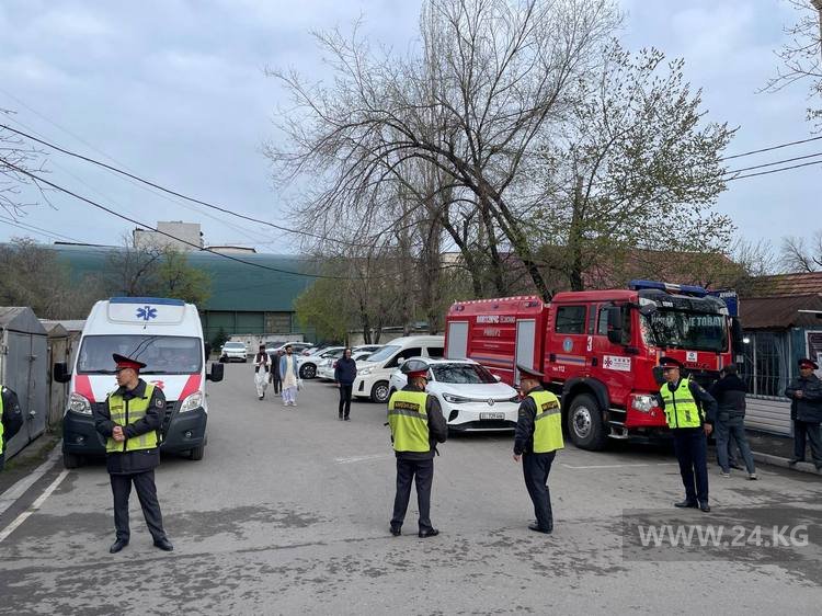 Оцепление возле Центральной мечети Бишкека