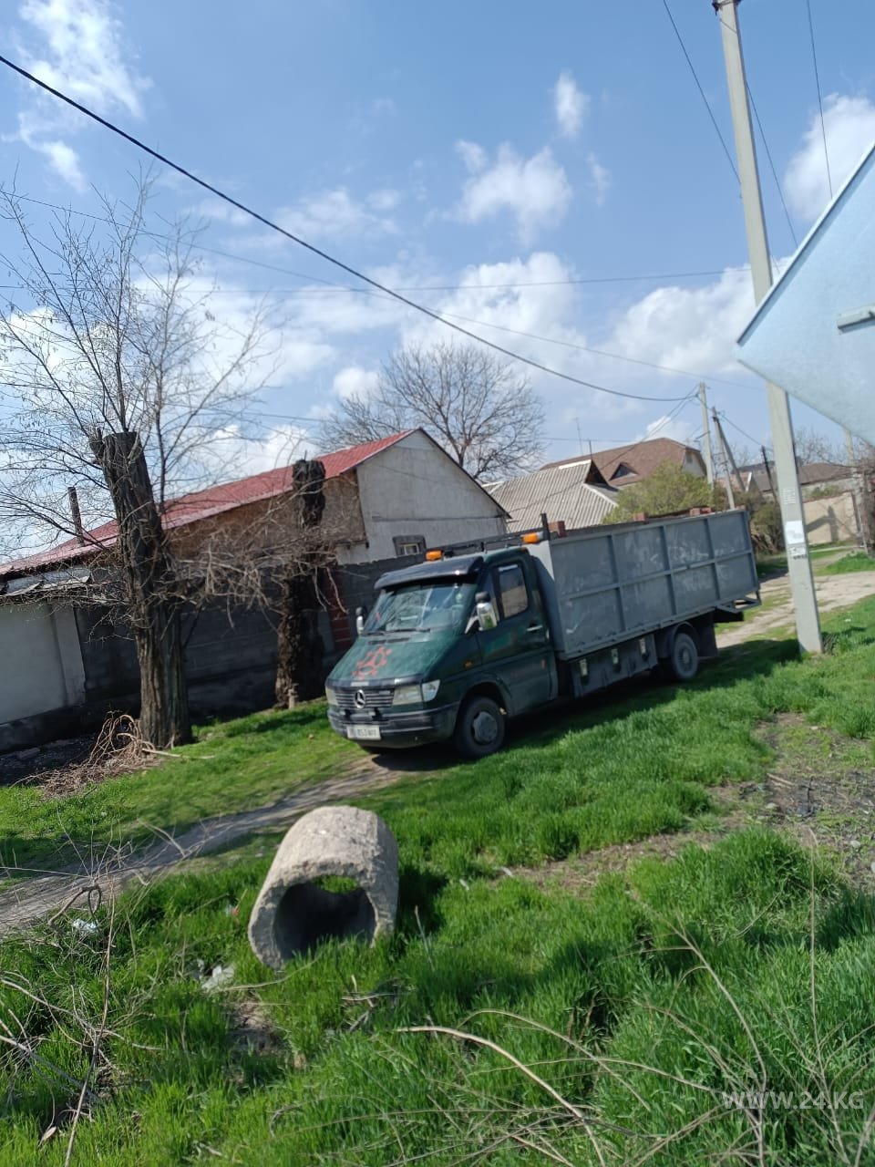 Машины на газоне в Бишкеке
