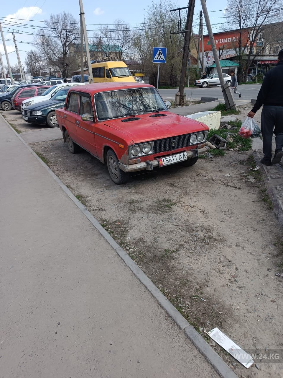 Машины на газоне в Бишкеке