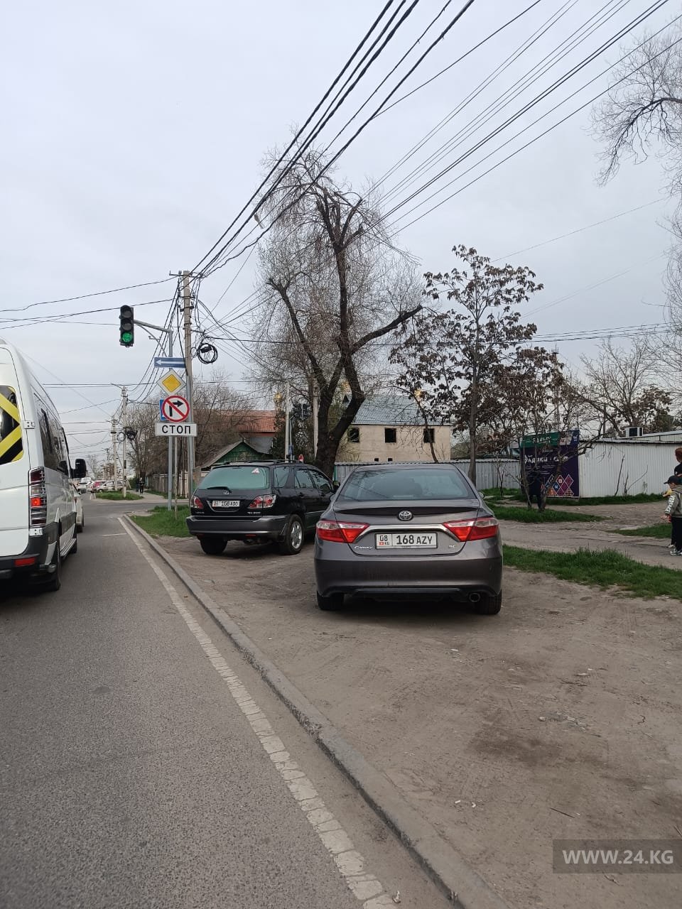 Машины на газоне в Бишкеке