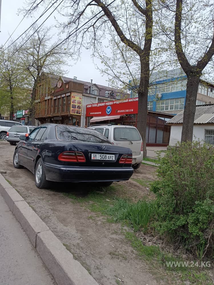 Машины на газоне в Бишкеке