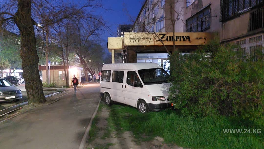 Машины на газоне в Бишкеке