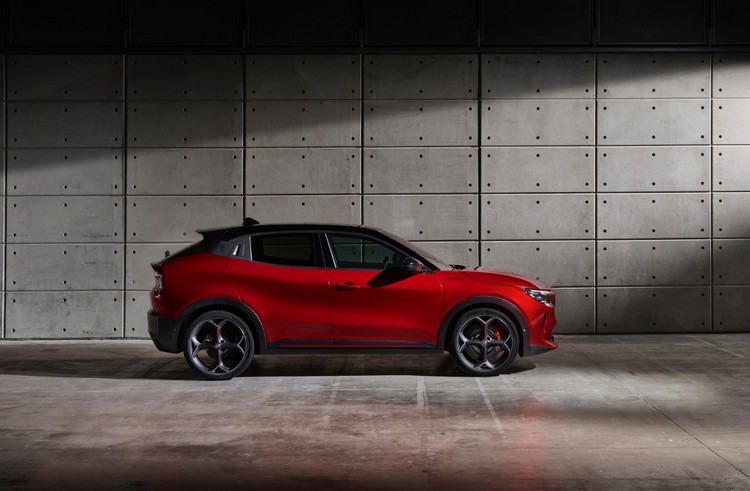 Представлен маленький кроссовер Alfa Romeo Milano