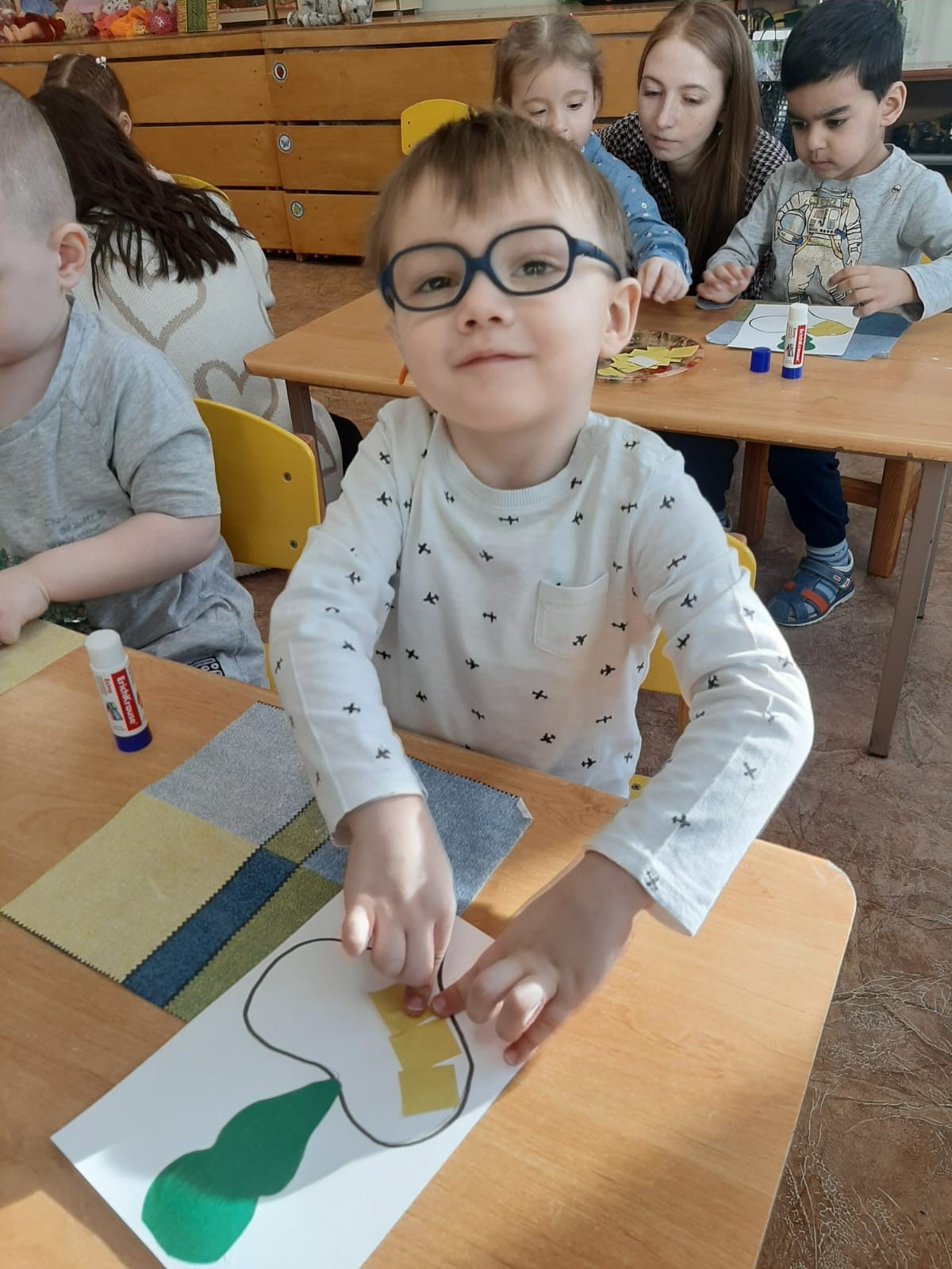 Мальчик ходит в садик