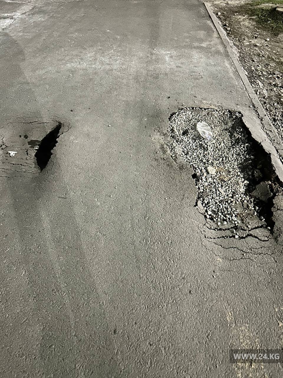 Тротуар в районе улиц Горького и Фатьянова