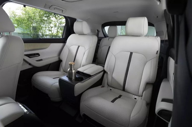 В салоне кроссовера Mazda CX-80