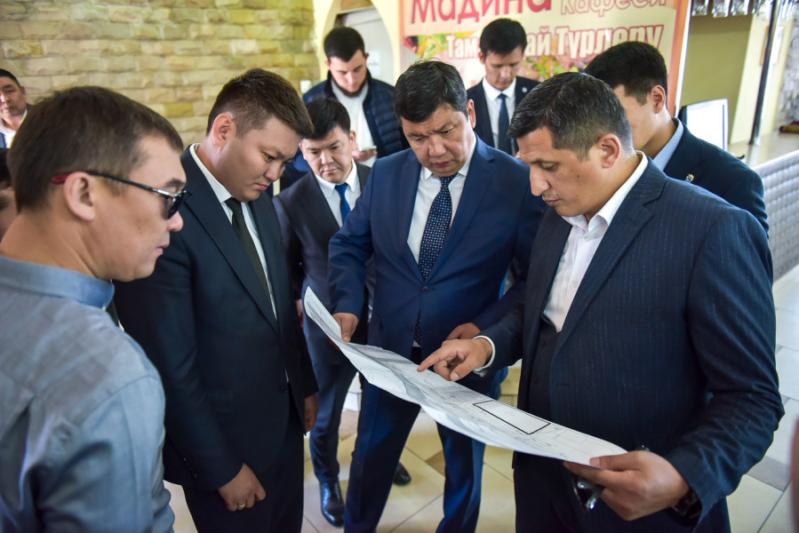 Мэр Бишкека Айбек Джунушалиев проверил процесс сноса