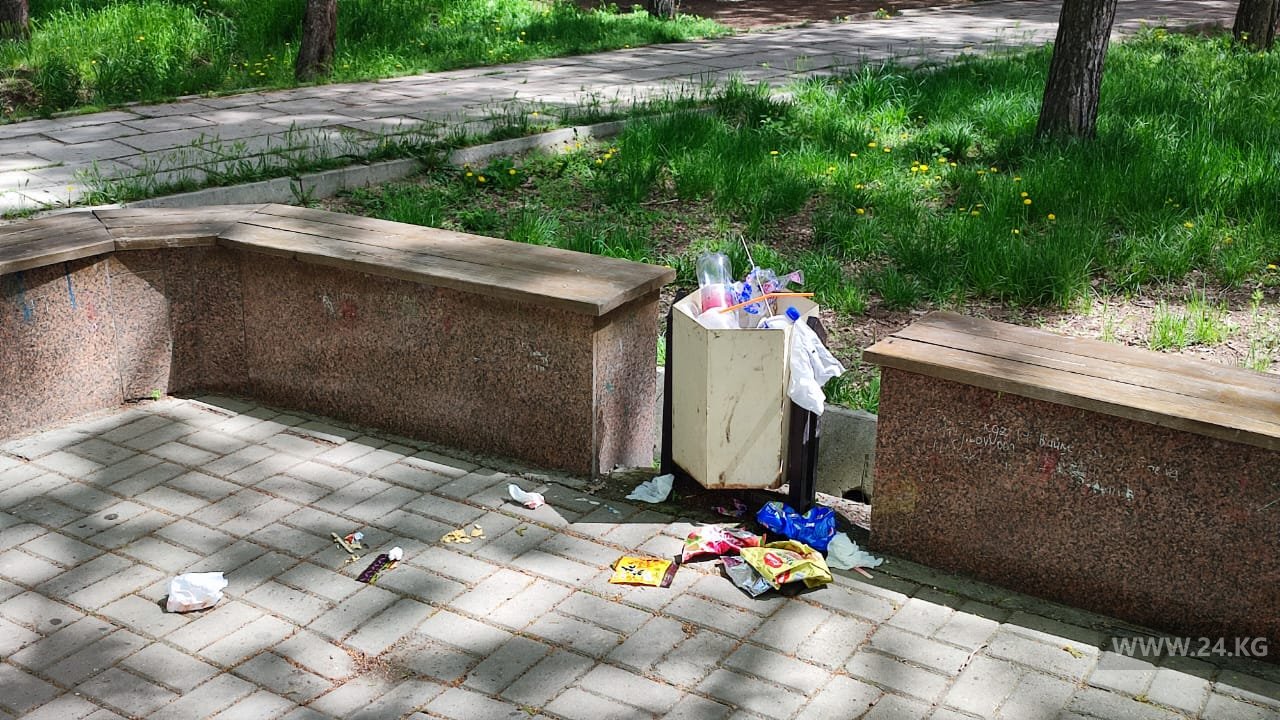 Урны в парке в Бишкеке