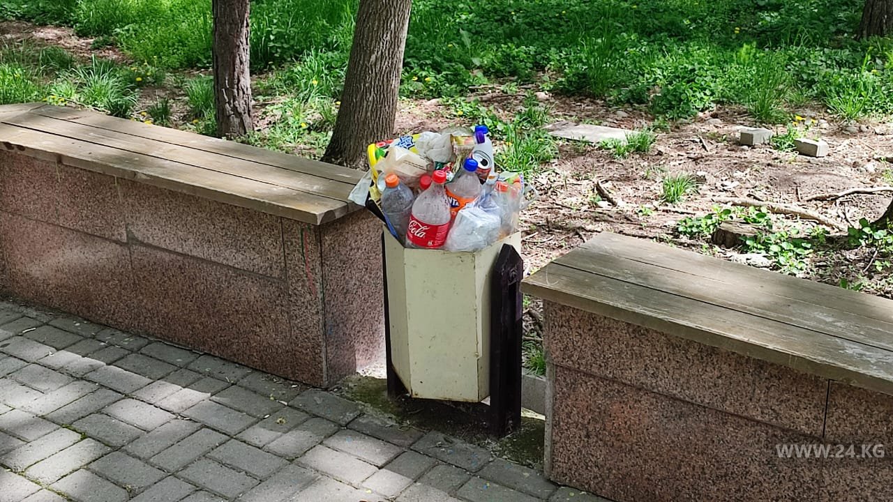 Урны в парке в Бишкеке