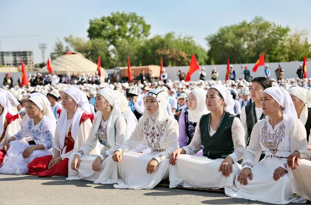 Три тысячи школьников исполнили эпос «Манас»