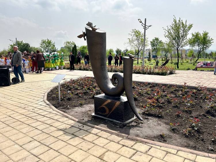 Памятник букве Ы