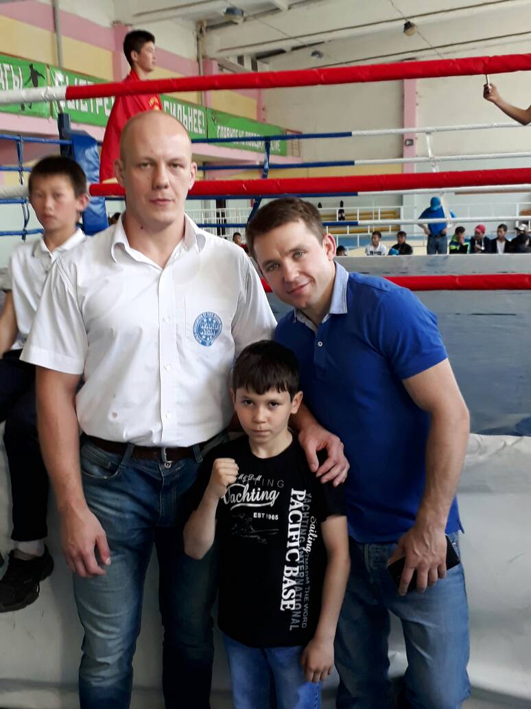 Слева направо: тренер Сергей Дубов, победитель турнира Максим Хасамутдинов и трехкратный чемпион мира Алексей Федосеев