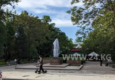 Еще несколько дней назад памятник был накрыт полотном