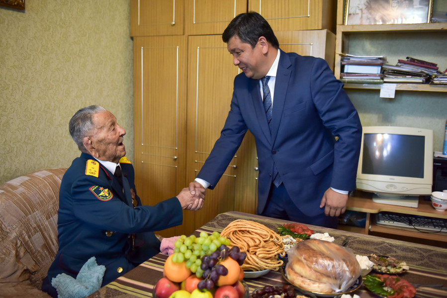 Накануне Дня Победы мэр Айбек Джунушлиев навестил Асека Урманбетова