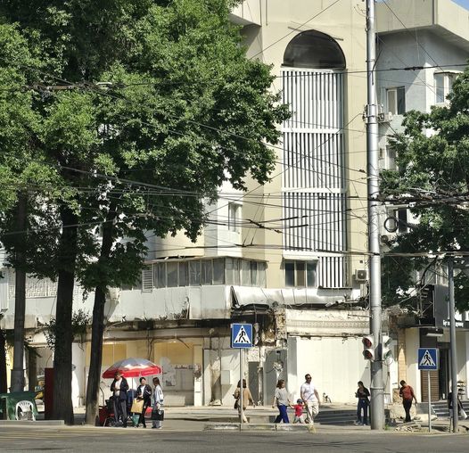 Фасад здания на пересечении улиц Киевской и Абдрахманова