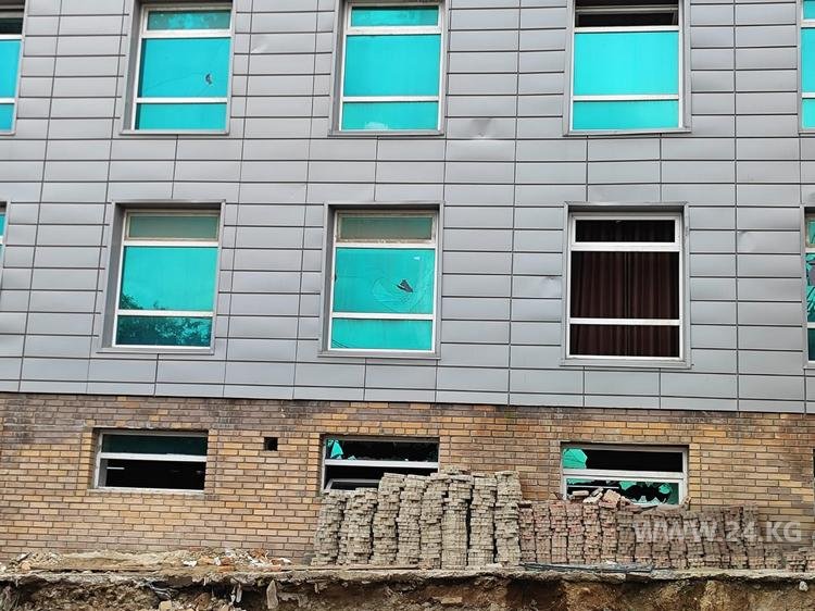 Побитые окна одного из хостелов в Бишкеке