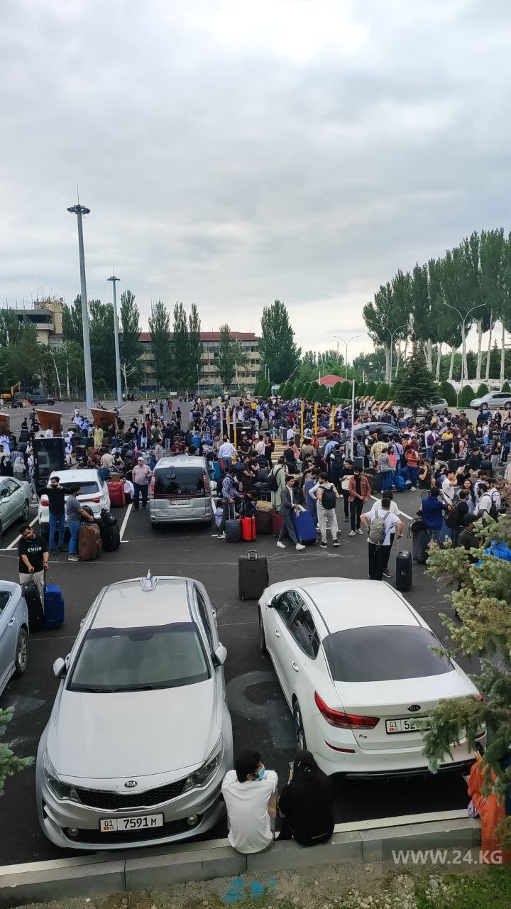 Эвакуированные пассажиры и сотрудники заходят в аэровокзал