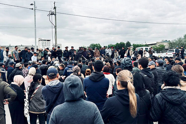 Собравшиеся жители домов возле парка имени Ататюрка