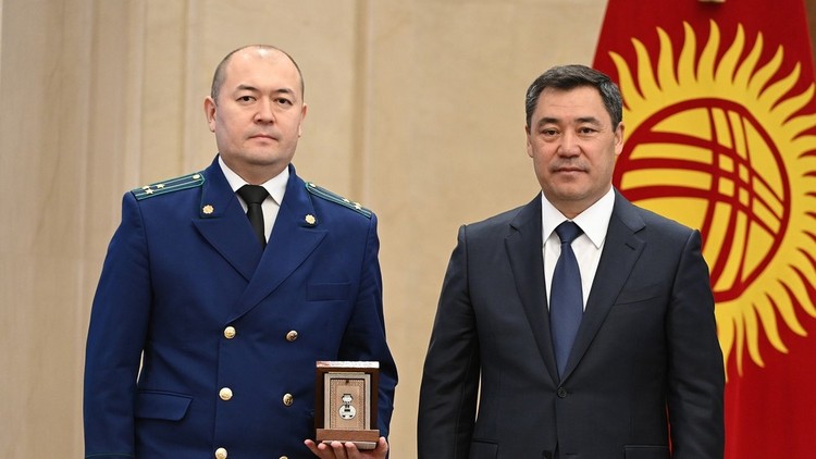 Максат Асаналиев и президент Садыр Жапаров во время вручения медали «Данк»
