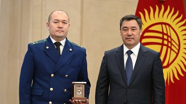 Максат Асаналиев и президент Садыр Жапаров во время вручения медали «Данк»