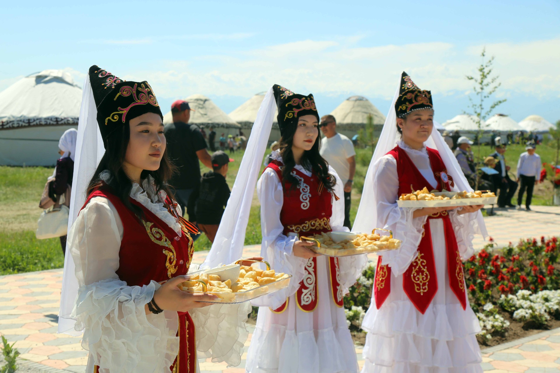 Открытие памятника Токтогон Алтыбасаровой