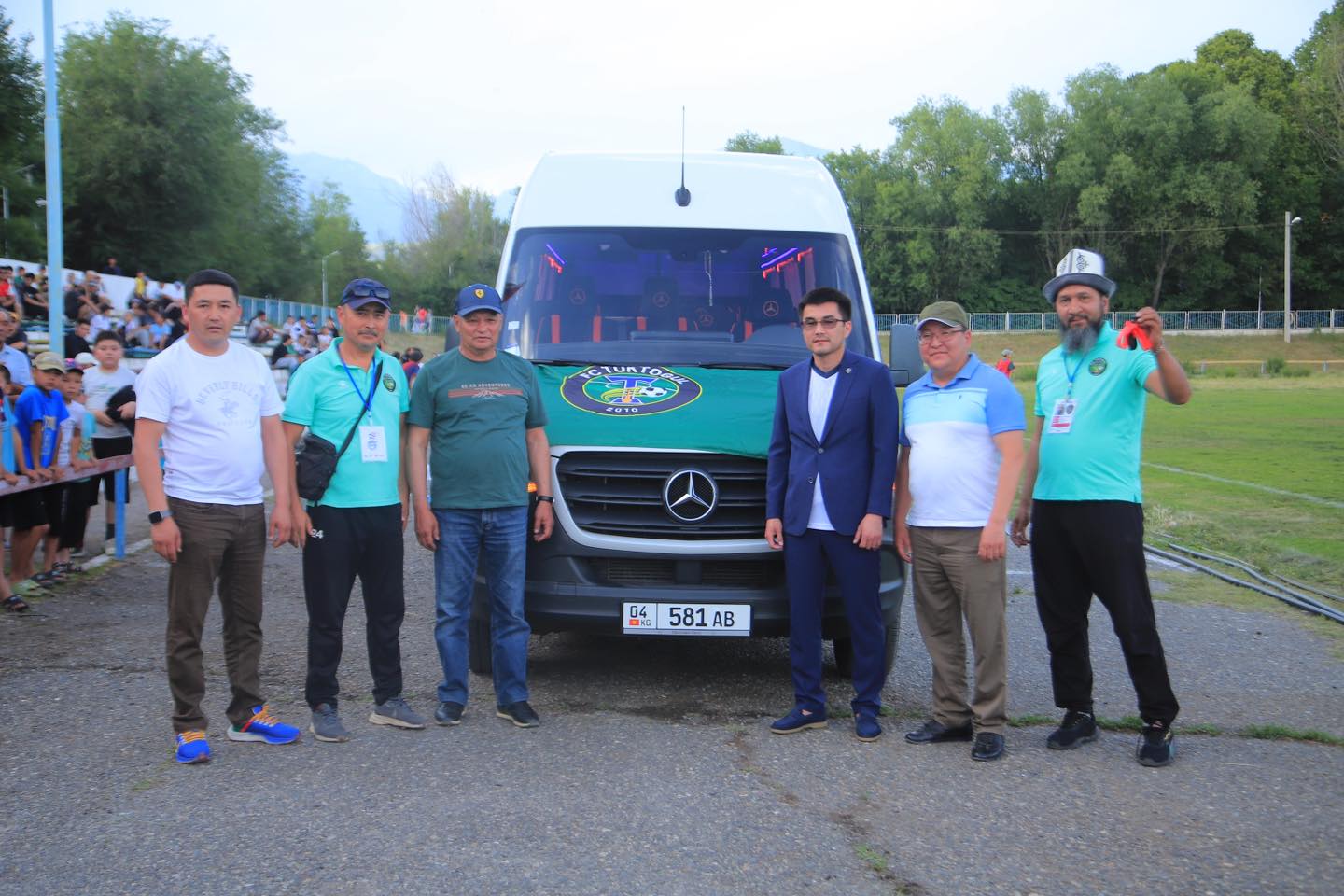 КФС вручил микроавтобус клубу «Токтогул»
