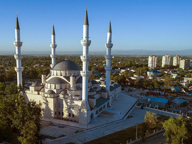 Курман айт как красный день календаря длится один день. Однако исламские страны отмечают не меньше трех
