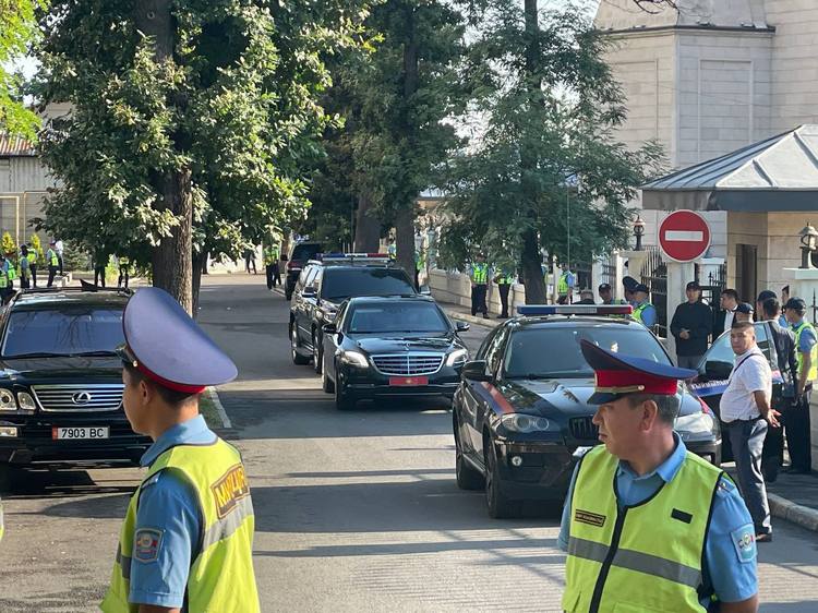 Президентский кортеж возле центральной мечети Бишкека