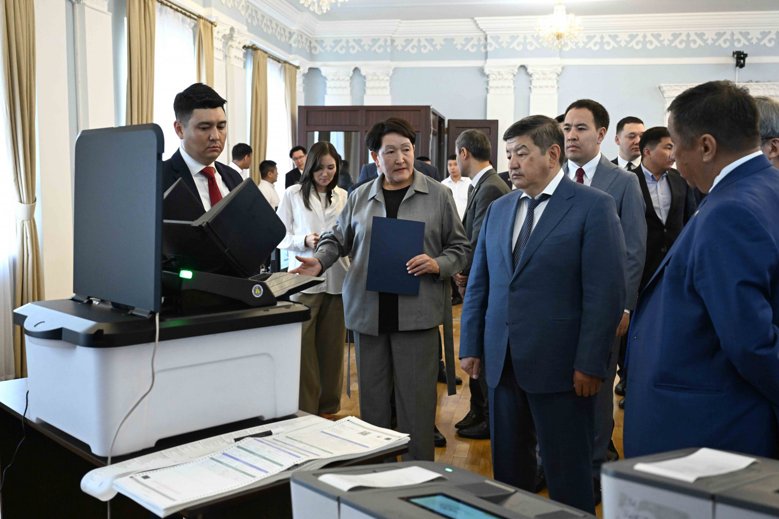 Акылбеку Жапарову показали новое оборудование для голосования