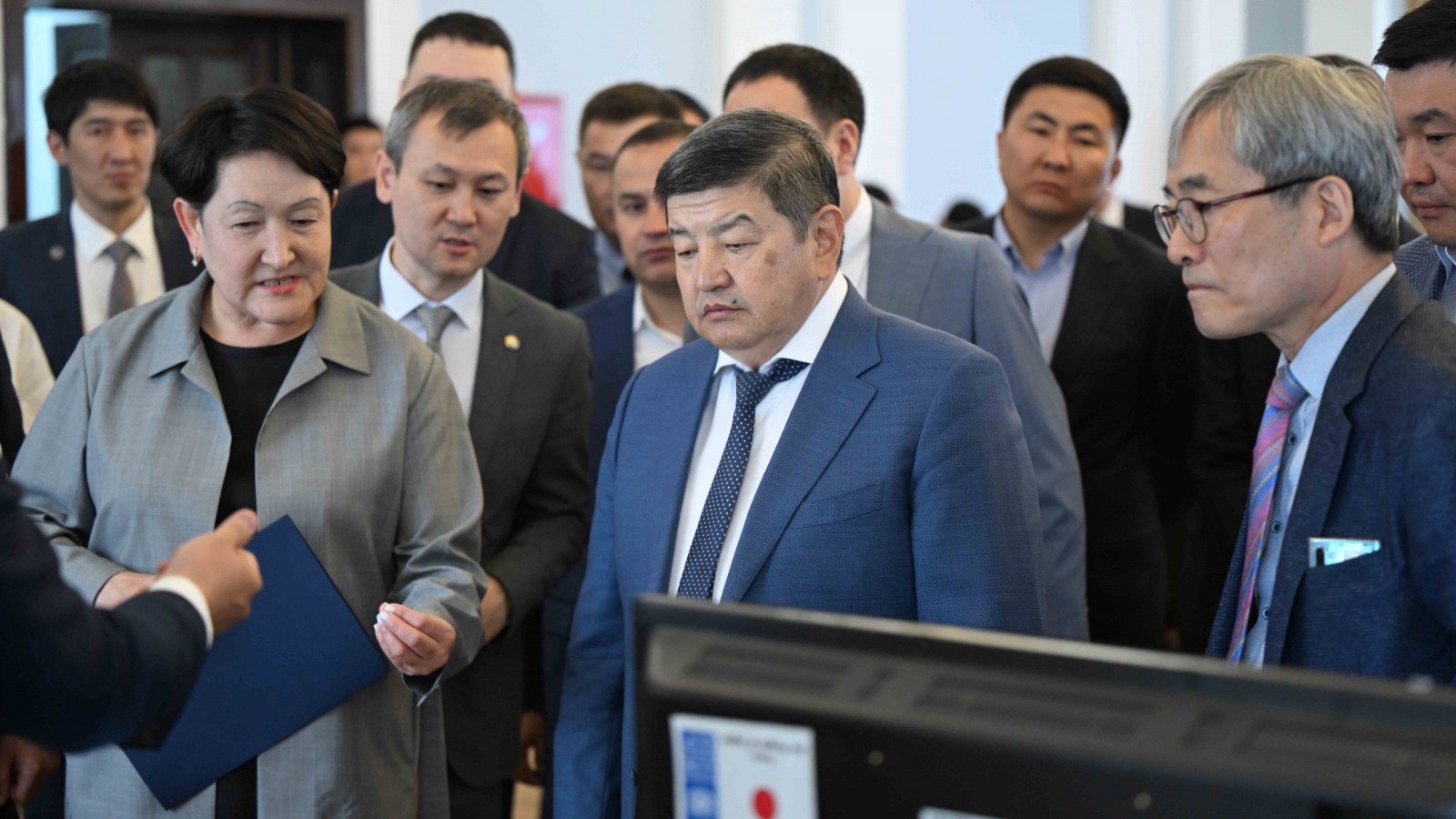 Акылбеку Жапарову показали новое оборудование для голосования